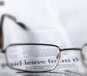 photo-d'une-paire-de-lunettes-devant-un-journal-pour-les-actualités-du-cabinet-d'ostéopathie-de-cabinet-de-cébazat